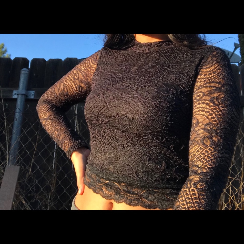 Cute black crop top !